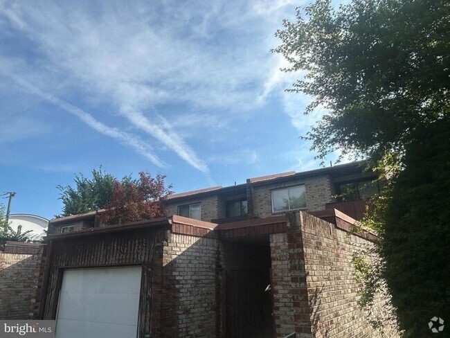 Building Photo - 2045 N Glebe Rd Rental