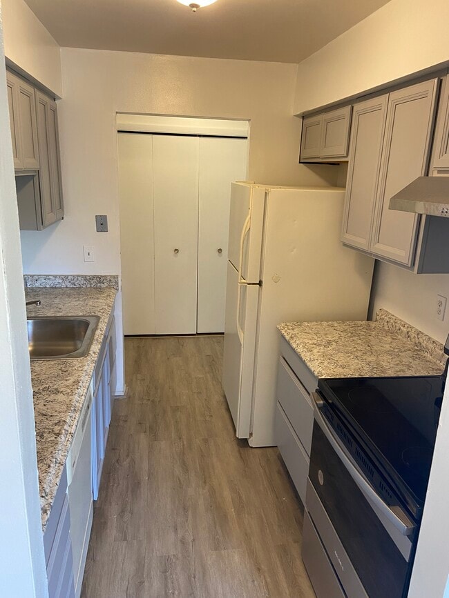 Updated kitchen - 30052 W 12 Mile Rd Unit 65