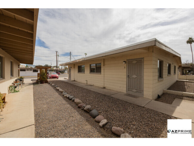 Building Photo - Welcome to your Charming Retreat in this 1... Rental