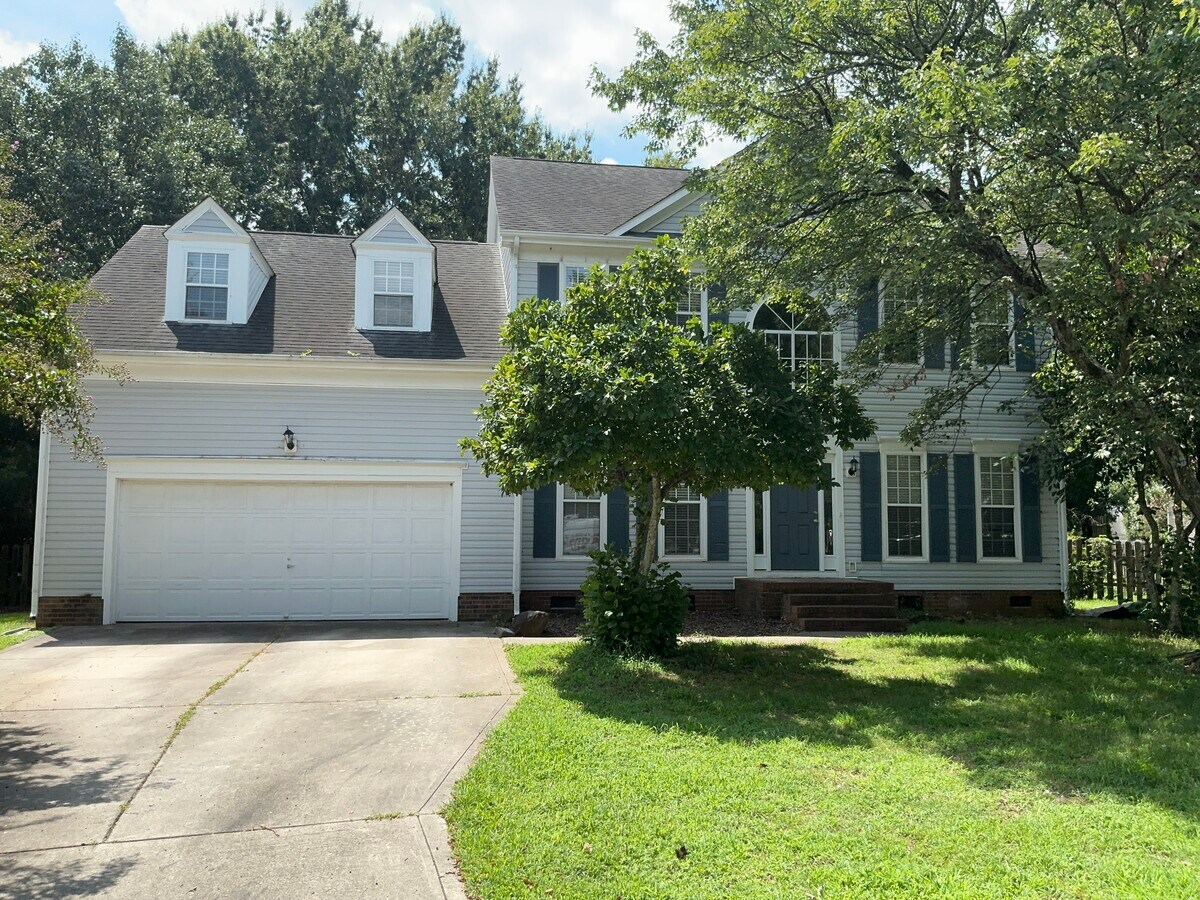 Photo - 1368 Yorkshire Pl NW