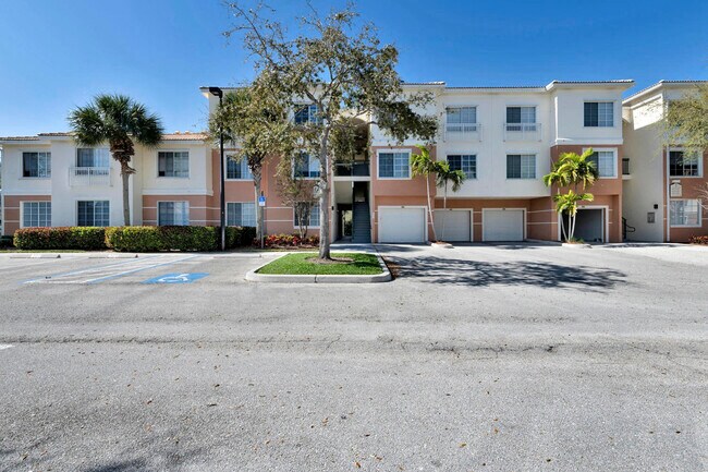 Building Photo - 1201 Myrtlewood Cir E
