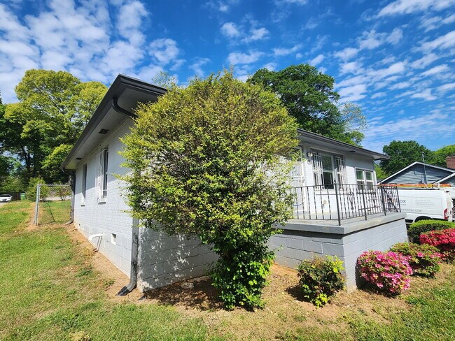 Photo - 120 Burbank Dr NW