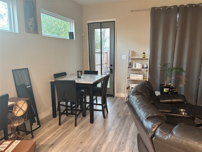 Photo - 6831 Paris St