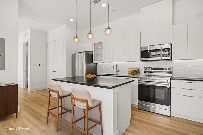 Building Photo - 2217 N Fitzhugh Ave Unit 206