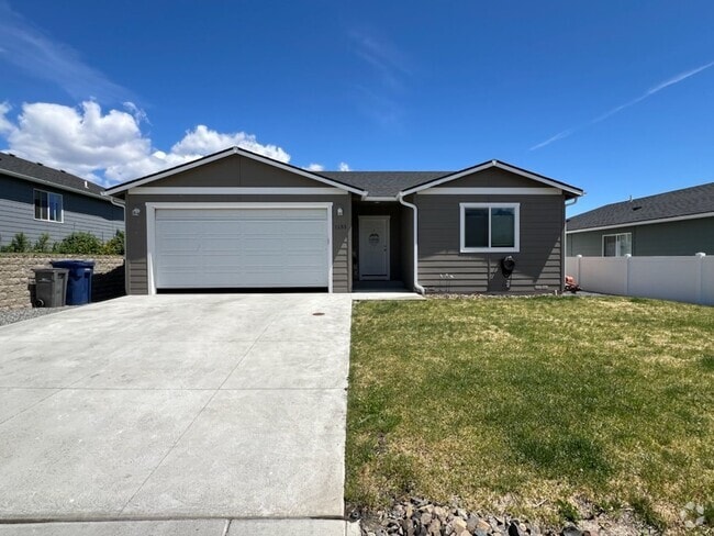 Building Photo - 3 bed/2 bath rambler style home! Double ga...