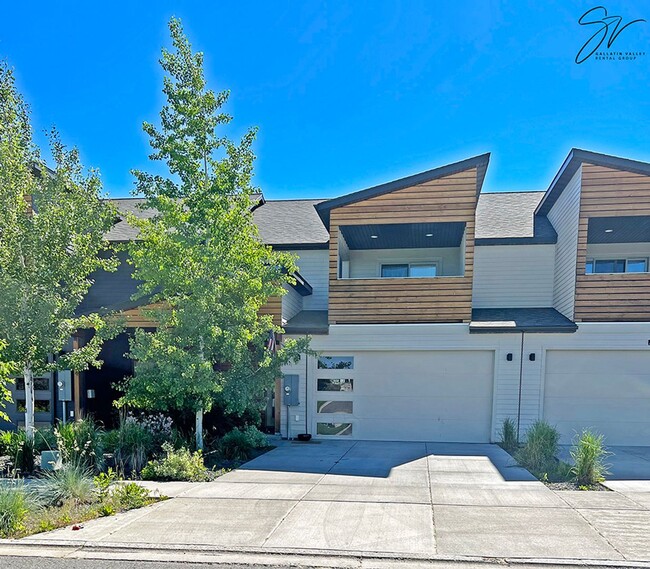 Three Bedroom Townhome with AC, Fenced Yard - Three Bedroom Townhome with AC, Fenced Yard