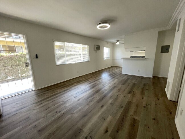 Photo - 15114 Dickens St.