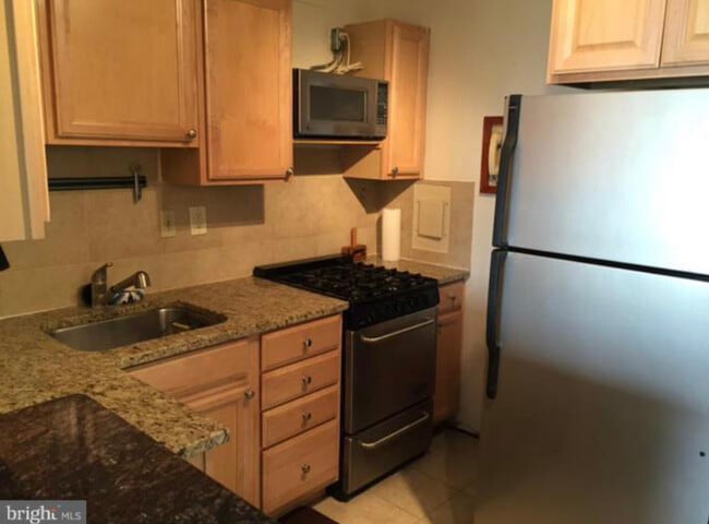 Cocina con lavavajillas - 2939 Van Ness St NW Unidad 1229