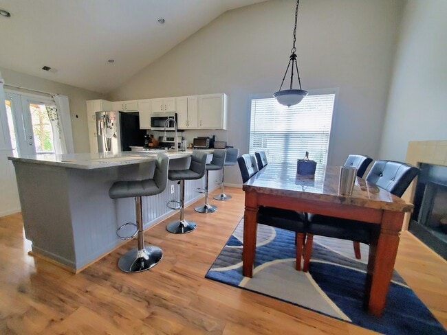 Photo - 401 Redwood Trail