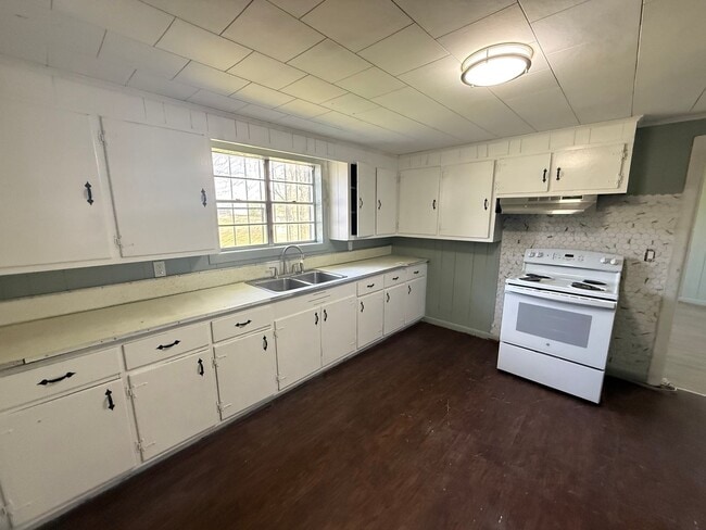 Photo - Renovated 5 Bedroom 2 Bath Home for Rent!