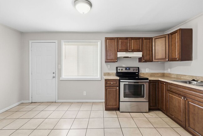 Building Photo - 1621 Line Cir Unit 1