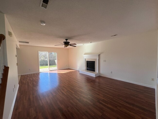 Photo - 100 Dover Ct E