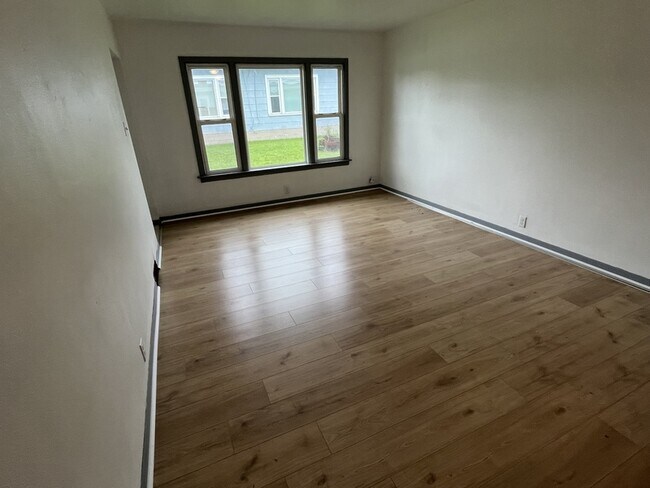 Photo - 412-412 N Lake St