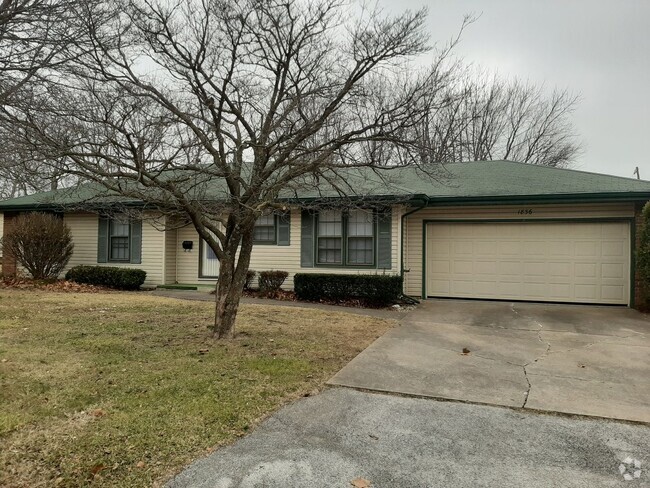 Building Photo - 3 Bedroom 2 Bathrooms! Southside!  2 Car g... Rental