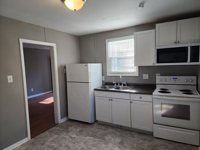 Photo - Charming 2 Bedroom with Large Backyard in ...