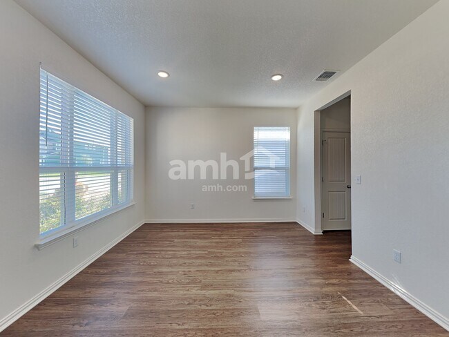 Photo - 457 Pebble Bend