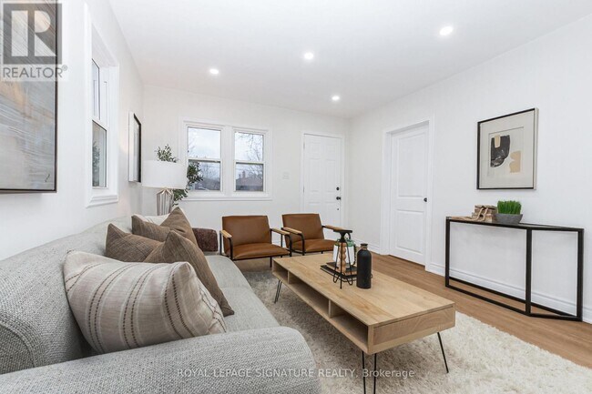 Photo - 377 Adelaide Ave W