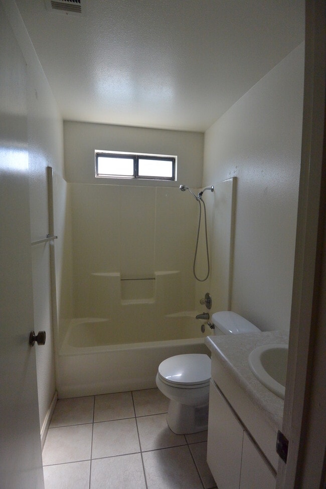 Photo - Nice home in Northwest Tulare neighborhood near schools