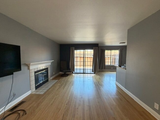 Photo - End unit in quiet Campbell location!