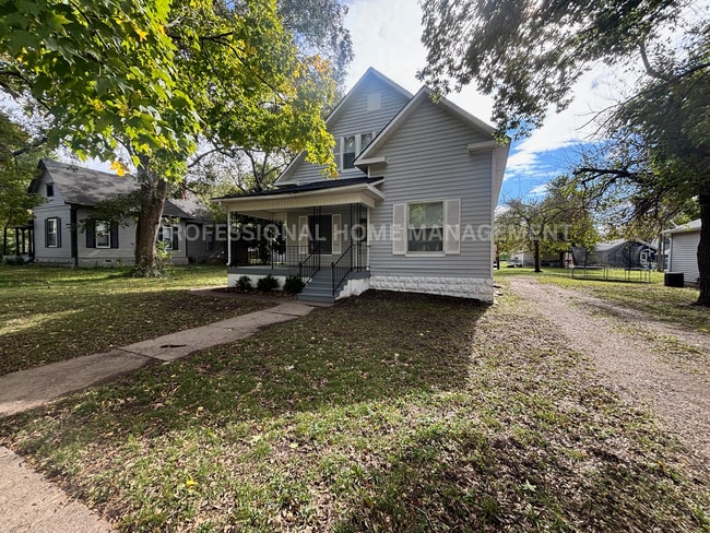 Building Photo - Charming 4 bedroom/2 bath home in Winfield...