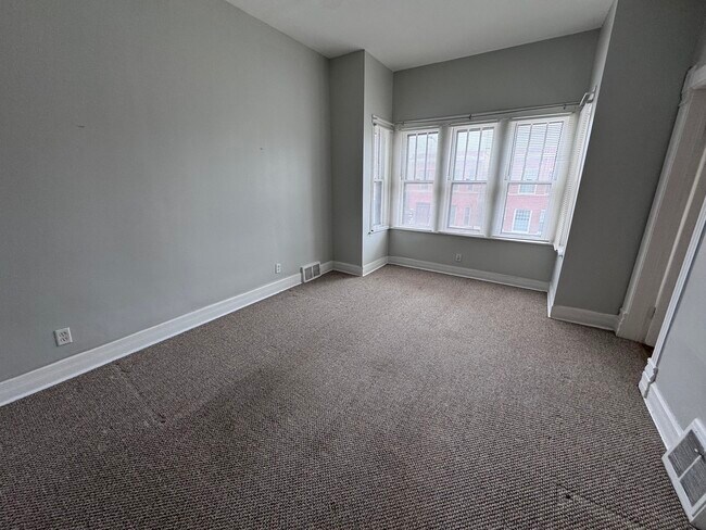 2454 W Diversey Ave