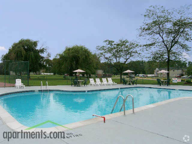 Pool - Williamsburg Square Apartments