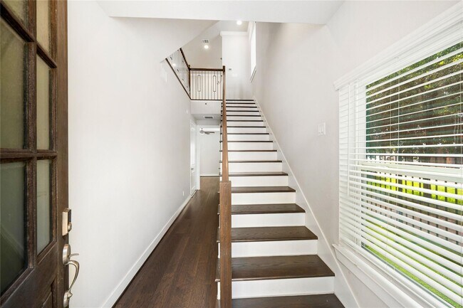 Photo - 420 W 28th St
