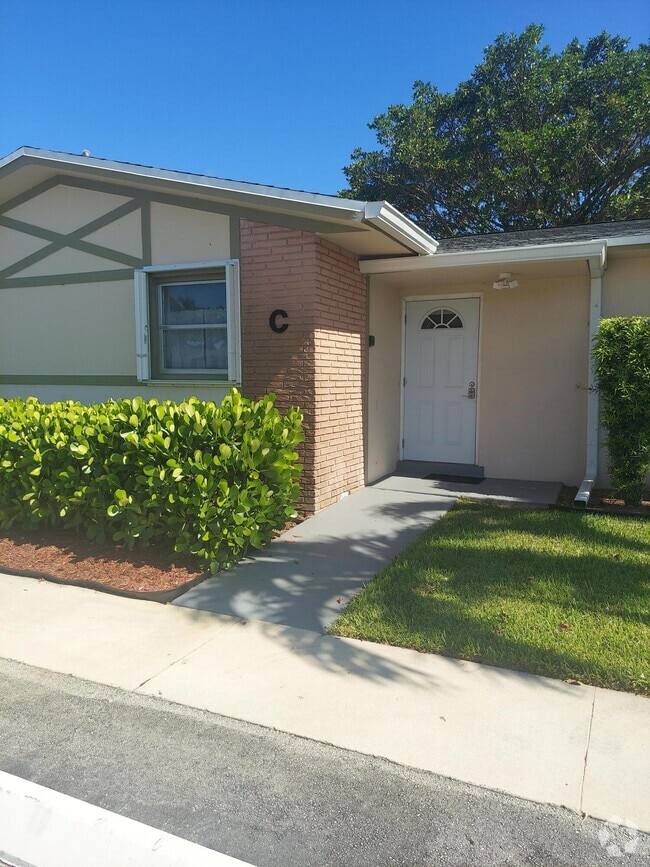 Building Photo - 2590 Barkley Dr E Rental