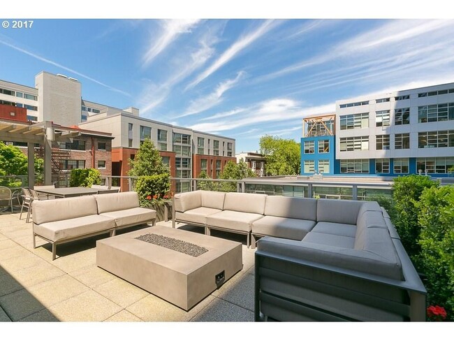 community rooftop patio - 1221 SW 10th Ave Apartment Unit 209