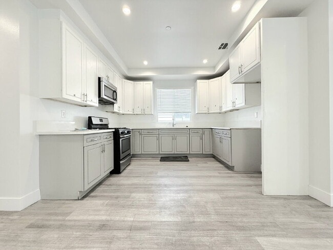 Photo - 829 E 74th St