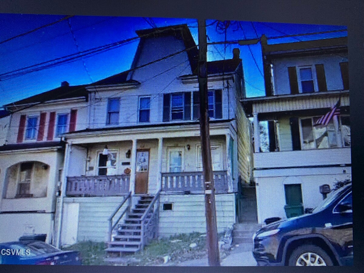 Photo - 930 W Pine St House