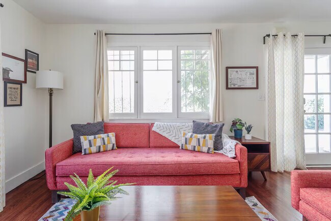 Photo - 5124 3/4 De Longpre Ave