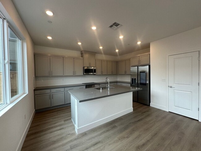 Photo - 2824 Wrangell St