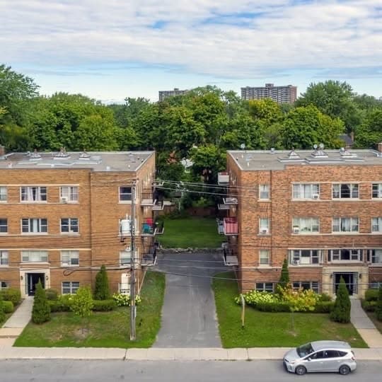 Building Photo - 5801 Chem. de la Côte St Luc Unit 4