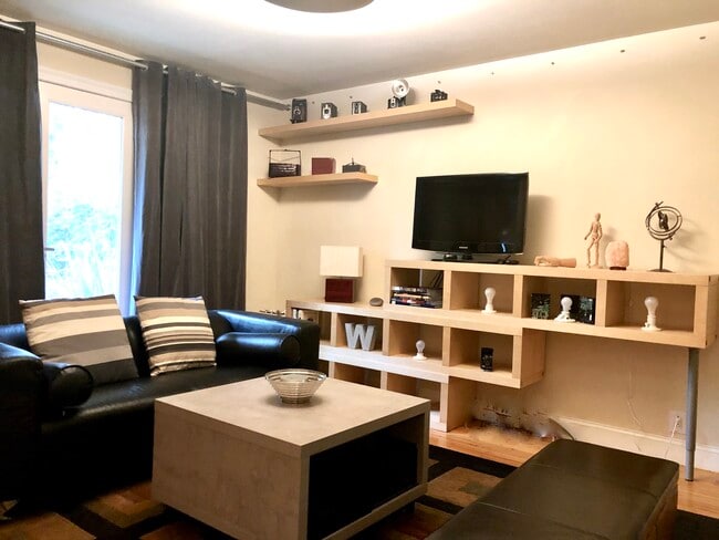 Living room/bedroom - 4634 18th St Unit 4634 A