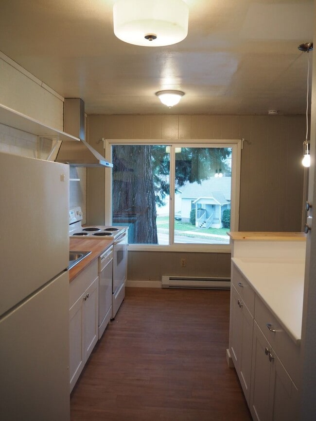 Photo - Updated, upstairs 2-bdrm/1-bath triplex apt—On-site w/d, off-street parking, near downtown St. Johns Unidad 9232