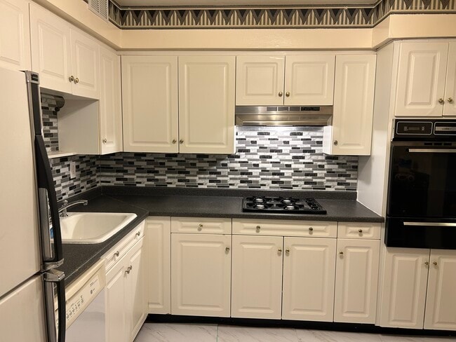 Building Photo - 16 Sunset Ave Unit 2BR Apartment in Uptown Bayonne, NJ