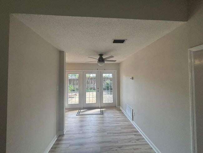 Photo - 143 Edwards Cir