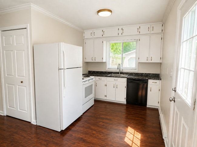 Photo - 2582 Roselawn St
