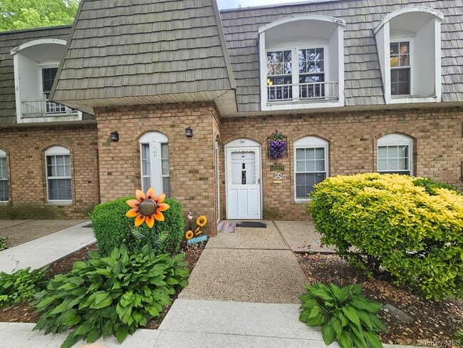 Building Photo - 655 Middle Country Rd Unit 2H2