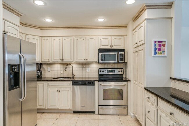 Photo - 100 Woodlake Dr W