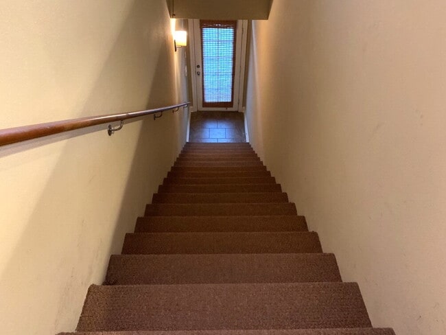 Photo - 1BR/1BA Upstairs Unit with Fountain View in Chatsworth Court! Unidad 6B