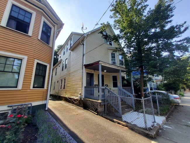 Building Photo - 721 Winchester Ave Unit 3 Rental