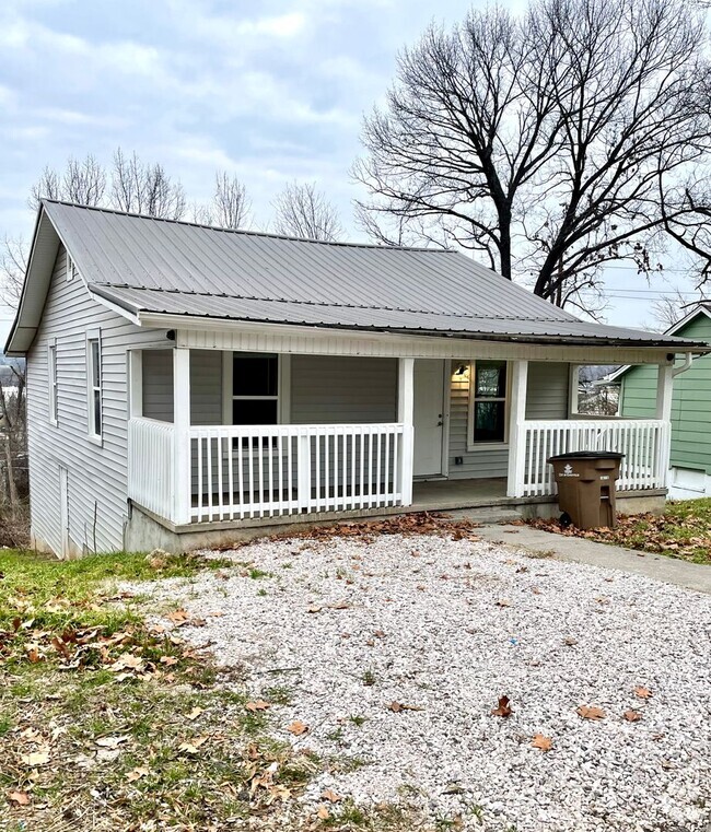 Building Photo - Charming 2 Bedroom, 1 Bath Bungalow Rental