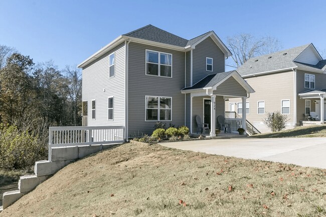924 E Happy Hollow Dr