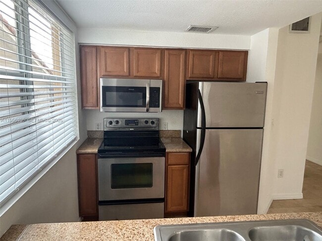 Photo - 953 SW 10th St Unidad 8