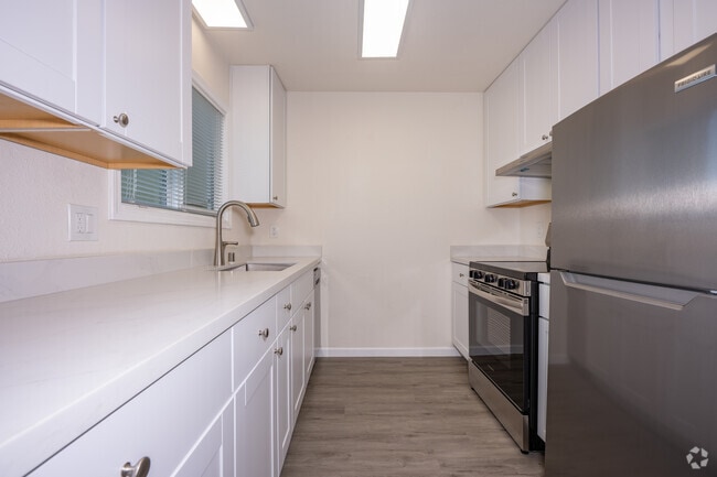 2BR, 1.5BA - 1,010SF - Kitchen