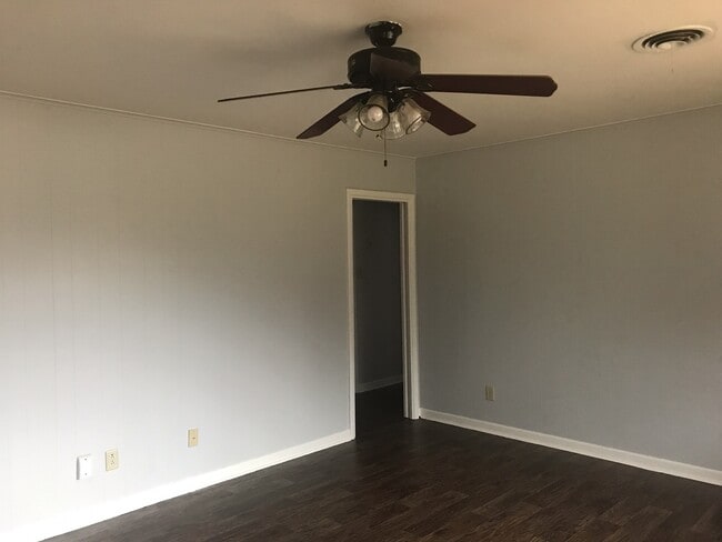 Photo - 3/2/1 fenced yard and pet friendly