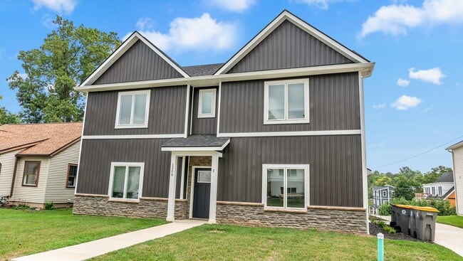 Building Photo - 1200 N Woodburn Ave Unit 1