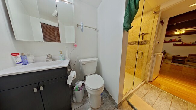 Photo - 719 W Buckingham Pl Unit 2